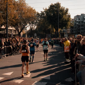 Peloton de coureurs sur route
