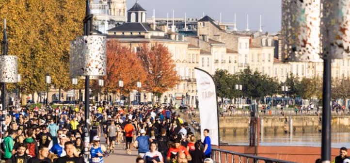 Peloton de coureurs sur un pont