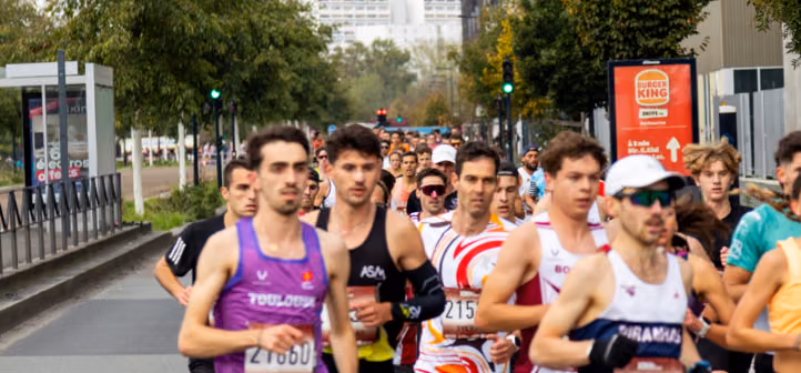 Peloton de coureurs sur un parcours urbain