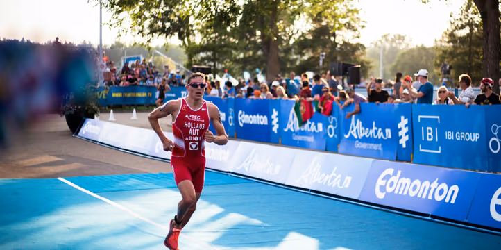 Coureur franchissant la ligne d'arrivée d'un événement chronométré par ProTiming